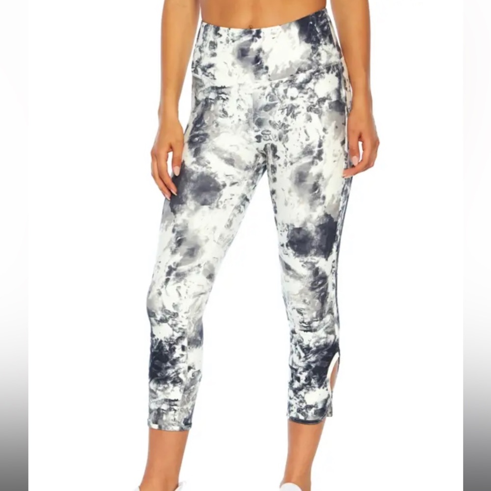 New Aiden Keyhole Capri Leggings
JESSICA SIMPSON size small